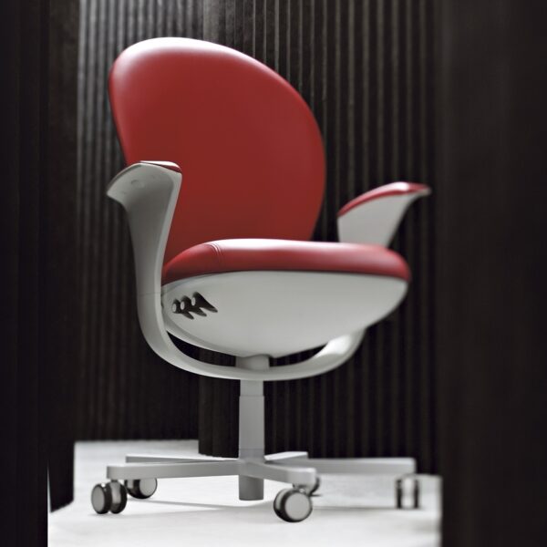 seduta-direzionale-luxy-serie-bea-ergonomica-girevole-ufficio-schienale-braccioli-regolabile-bianco-tessuto-rosso-1