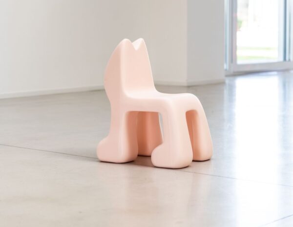 Magis_kids_julian_children_chair_ambient_mono_MT20_pink_01_lr Magis_kids_julian_children_chair_ambient_mono_MT20_pink_01_lr